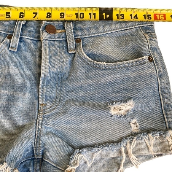 BDG Tomboy Buttonfly Mid Rise 3” Denim Shorts Light Wash Distressed Frayed Sz 25 - Picture 16 of 16